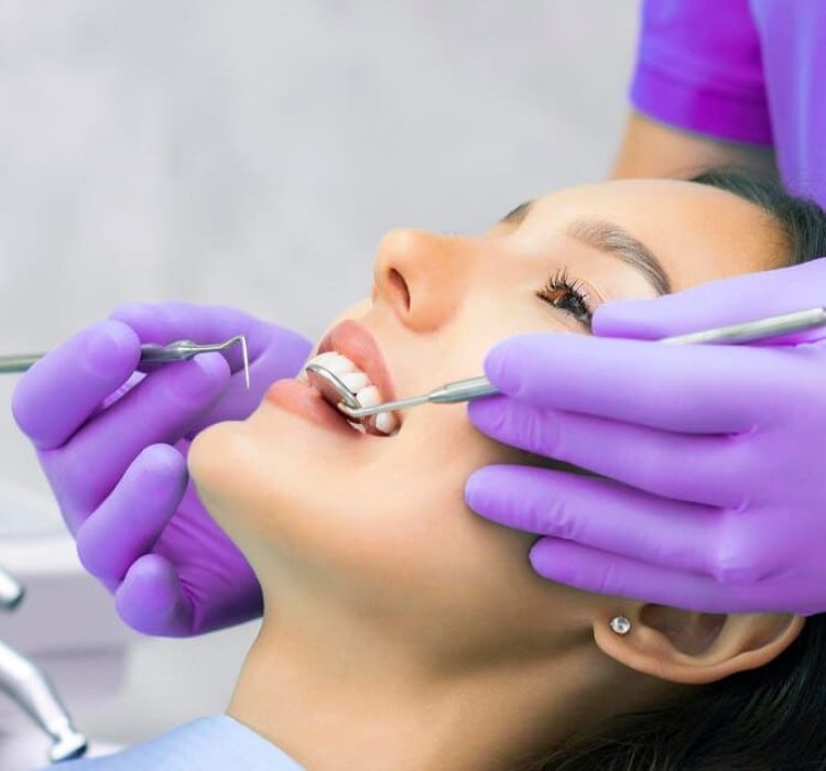 20230918190528_[fpdl.in]_dentista-examina-dientes-paciente-dentista_170532-5074_large (1)
